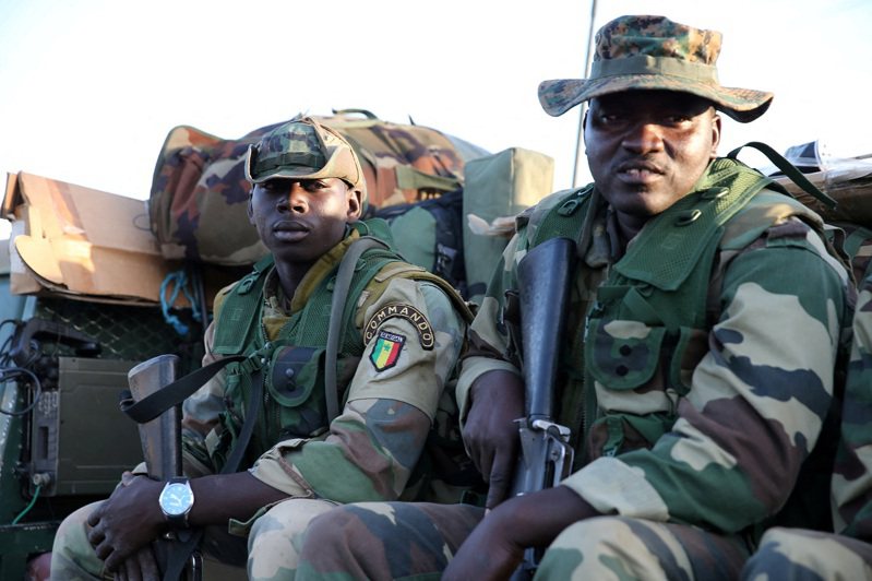 隨著尼日軍政府在6日之前恢復民主的最後期限即將屆滿，西非區域組織「西非經濟共同體」的國防部長已經同意了可能進行軍事干預的計畫。路透