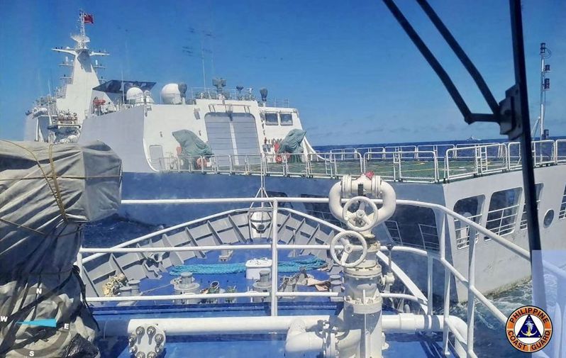 菲律賓今天指控中國海警南海爭議海域對菲國船隻發射水砲，稱中方此舉既「非法」且「危險」。 法新社