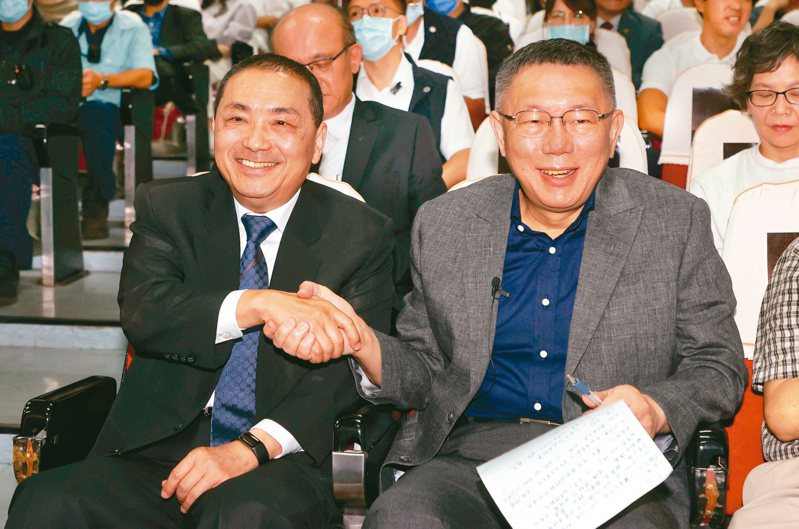國民黨總統參選人侯友宜（左）、民眾黨總統參選人柯文哲（右）昨天出席台灣文化協會成立百年紀念紀錄片發表會，兩人握手合影。記者曾原信／攝影