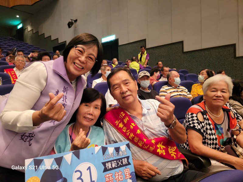新北市無黨籍議員李翁月娥（左一）表明，無意再披藍袍選立委。圖／摘自李翁月娥臉書