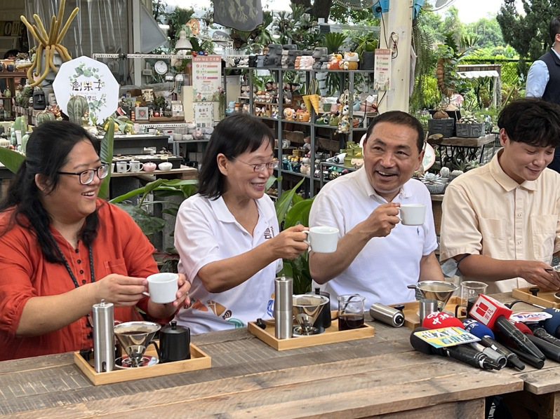 國民黨總統參選人侯友宜（右二）今天到雲林參訪。記者陳雅玲／攝影