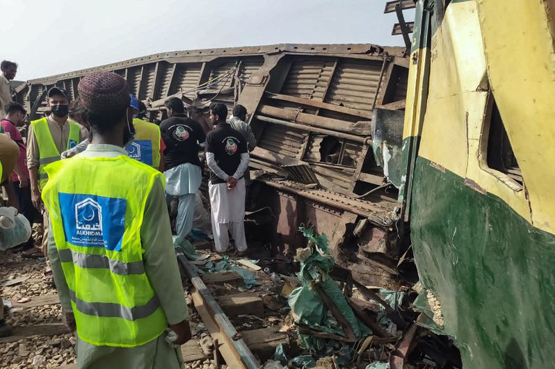 巴基斯坦鐵道部長拉斐克表示，巴基斯坦南部發生火車出軌意外，死亡人數增至28人。巴基斯坦地方Geo電視台則引述地區官員報導，至少30人死亡、逾80人受傷。法新社