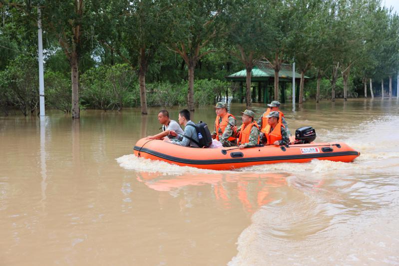 杜蘇芮颱風重創吉林與黑龍江，如今卡努颱風又將來襲。圖為哈爾濱救援人員5日正在搜救遭洪水圍困的民眾。（新華社）