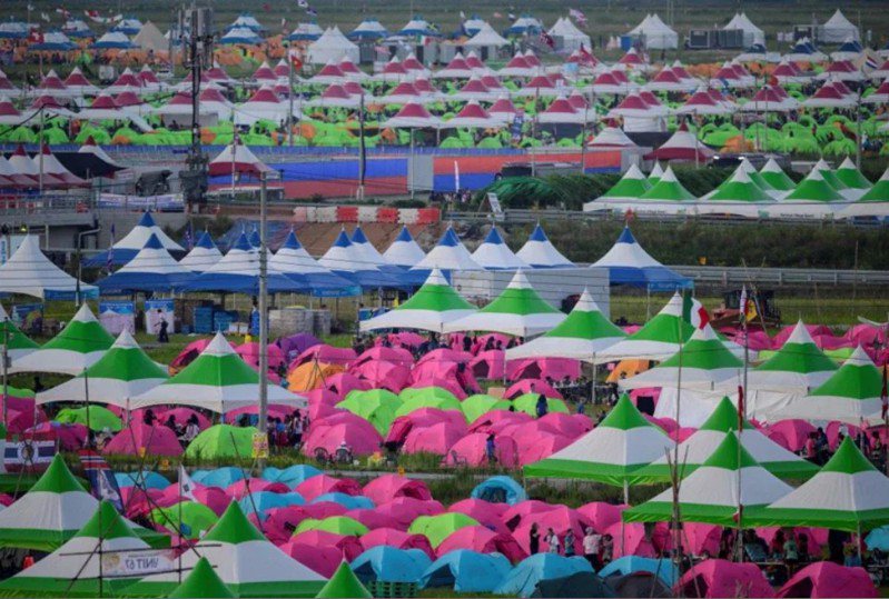 正在韓國舉行的第25屆世界童軍大露營，因為颱風卡努逼近，基於防颱需求，韓國主辦單位決定提早撤出營地，轉移到安全避難地區。法新社