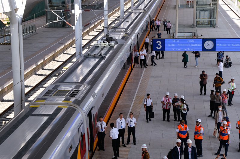 印尼雅萬高鐵耗資73億美元，原應於本月展開的免費試乘計畫已推遲至9月，是這項中資參與計畫遭逢的最新挫敗。新華社