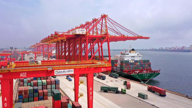 大陸7月出口衰退幅度意外進一步擴大，較去年同期大減14.5%。圖為山東日照港貨櫃碼頭。（新華社）