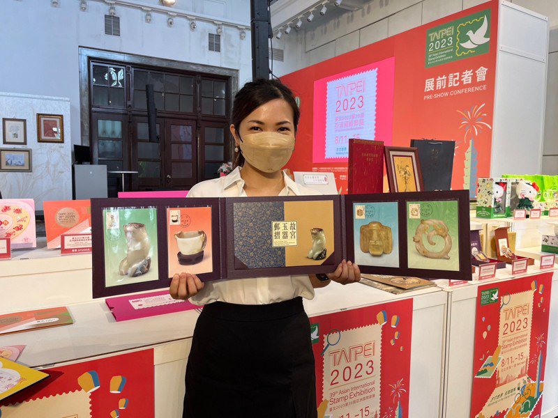中華郵政公司展示此次郵展發售票品與集郵商品。圖／中華郵政提供