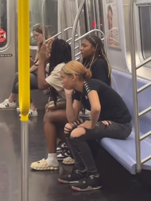 三名非裔青少女在一輛紐約地鐵車廂內騷擾一個亞裔家庭，並襲擊一名遊客和試圖拍下整個過程的好心人士。截自影片