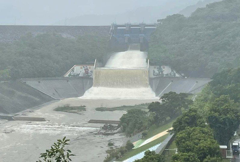 雨襲屏東，屏南地區牡丹水庫水位快速上升至81%，今天上午11時起開始調節性放水。圖／民眾提供