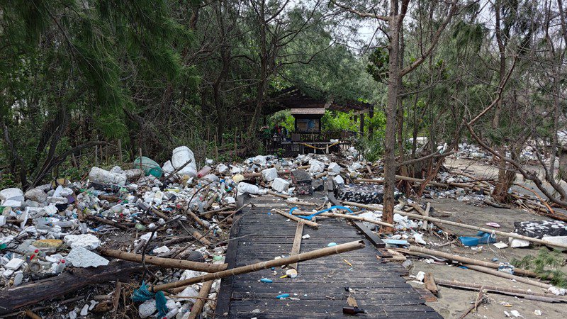 杜蘇芮颱風帶來大量垃圾與海漂物，讓台南市七股潟湖外網仔寮汕變色。圖／台江國家公園提供