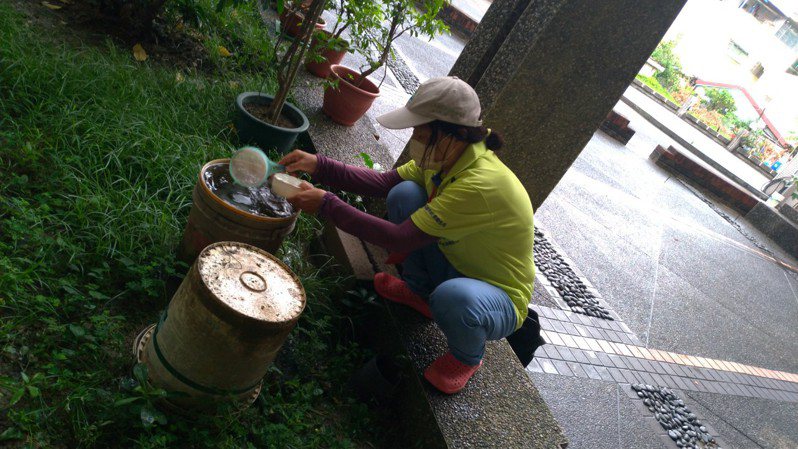 防疫人員發現高市小港區青島里內，有儲水桶積水孳生病媒蚊孑孓。圖／高市衛生局提供