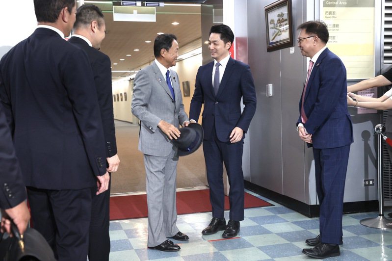 日本前首相、自民黨副總裁麻生太郎今天前往北市府拜會台北市長蔣萬安，兩人一見如故、相談甚歡，原本排定會面半小時，兩人聊了超過50分鐘。記者林俊良／攝影