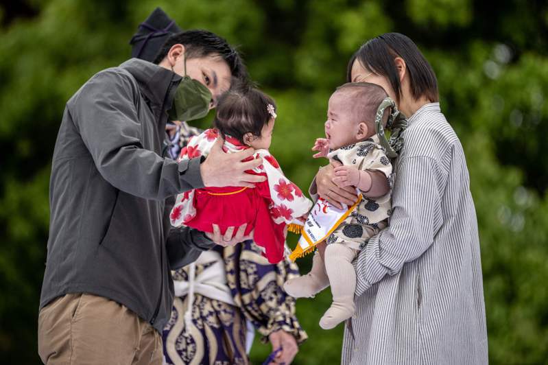 在低生育率背景下，出生於2005年後的日本女性超過42%可能終身不生，比例之高恐怕威脅社會保障計畫。法新社