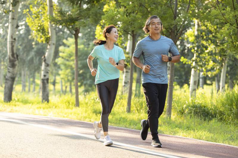 一項跨國研究顯示，每天至少步行4000步可以顯著降低早死風險，而每天步行2337步，則可以降低因心血管疾病而死亡的風險。路透/alamy
