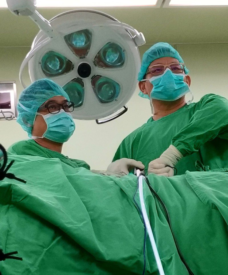 活力得中山脊椎外科醫院骨科陳俞志醫師（右）以微創肩關節鏡一次性修補患者肩關節2處破洞。圖／讀者提供