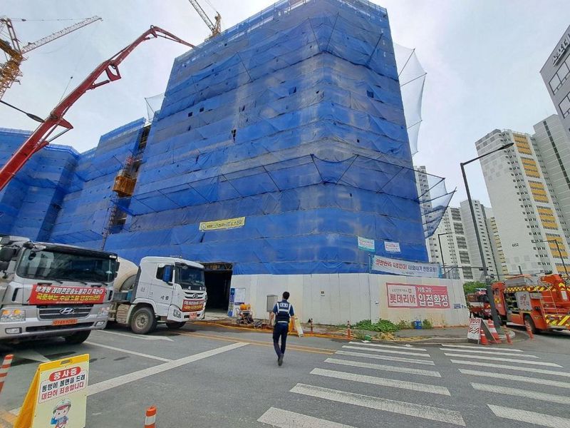 南韓京畿道安城市9日上午傳出工安事故，一棟興建中的建築突然發生崩塌意外，導致2名工人遭到活埋、5名工人受傷。取自京畿道消防災難本部