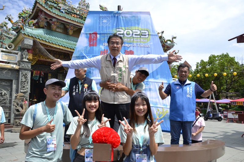 「做16歲」是台南的成年傳統習俗，南市府8月20日將在安平開台天后宮舉行成年禮儀式，市長黃偉哲今天做出電影鐵達尼號的招牌動作。記者鄭惠仁／攝影