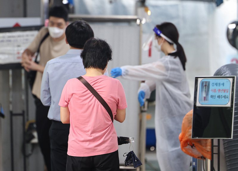 民眾一日在首爾一處檢驗站排隊進行新冠病毒檢測。歐新社