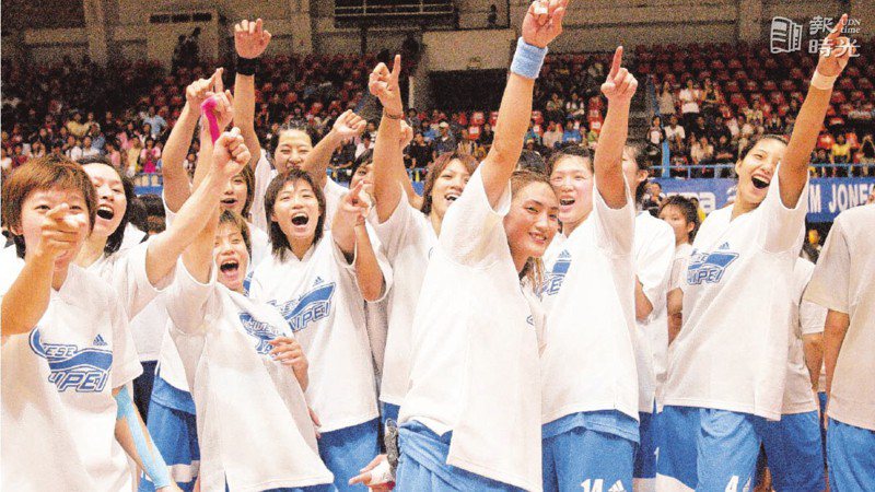 中華藍隊以全勝奪得瓊斯杯女籃賽冠軍，全隊舉手豎指向支持的球迷致意。圖／聯合報系資料照（2004/07/23　鍾豐榮攝影）