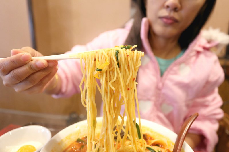 有PTT網友詢問，為何日本人超愛吃碳水食物，但還是能維持較瘦的身材。情境示意圖。圖／Ingimage