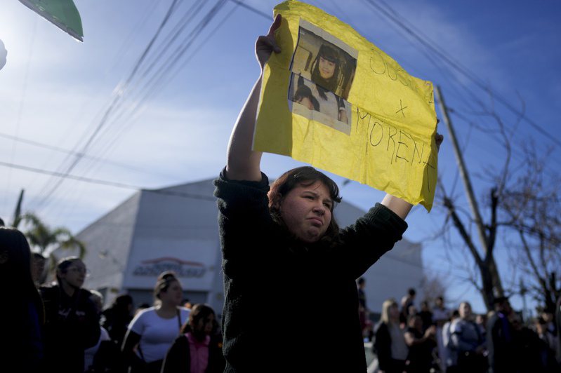 阿根廷一名11歲女孩杜明奎，上學途中遭搶並被打死，引爆民眾抗議。美聯社