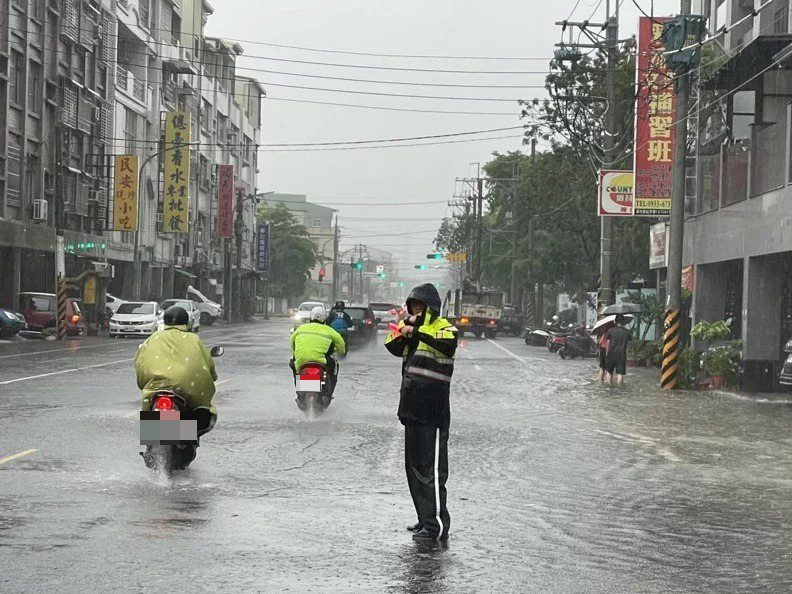 台南市今天上午降豪雨，多處路段積水。記者黃宣翰／翻攝