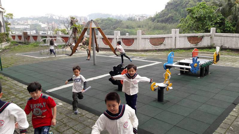 台北市長蔣萬安今年4月送上兒童節大禮，4月兒童節讓國小選擇一天給學童上課10分鐘、下課40分鐘，卻被質疑成效不佳。示意圖。記者林孟潔／翻攝