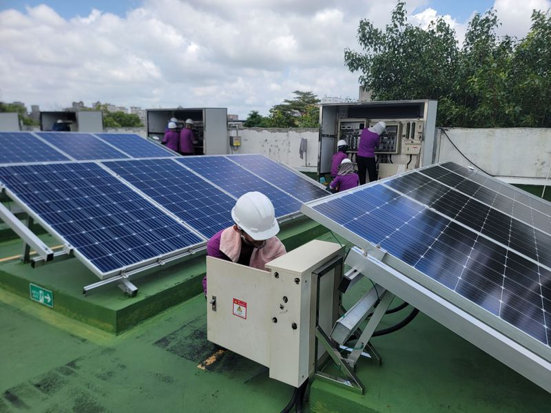 勞動力發展署中分署每年開辦太陽能光電系統應用技術班，協助失業民眾訓後投入綠色能源重點產業。（圖／勞動力發展署中分署提供）