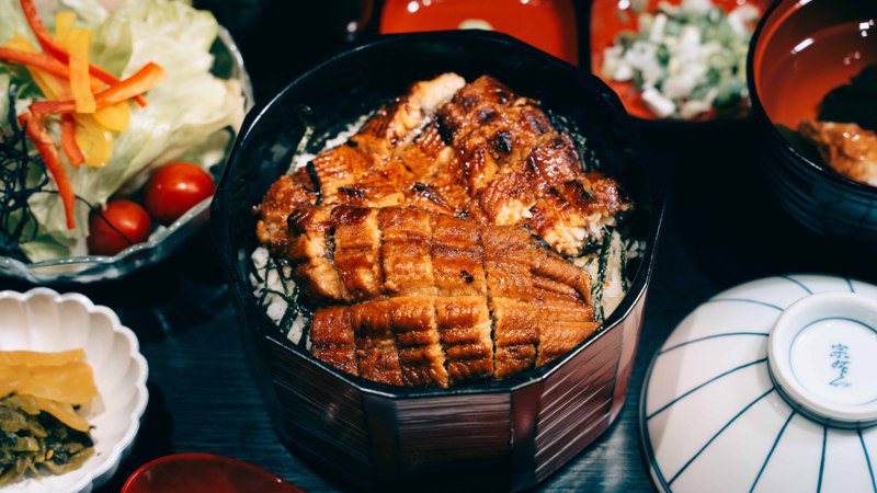 鈴成以「鰻魚三吃」的概念出發，推出一系列可以三吃的「鈴成飯」。圖／鈴成提供
