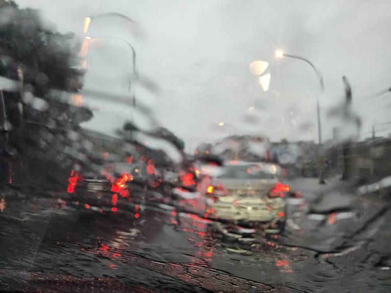 今下午三時起台灣北部突然雷聲大作下起大雨，不少民眾紛紛閃避，不少交流道開始塞車。記者李定宇／攝影