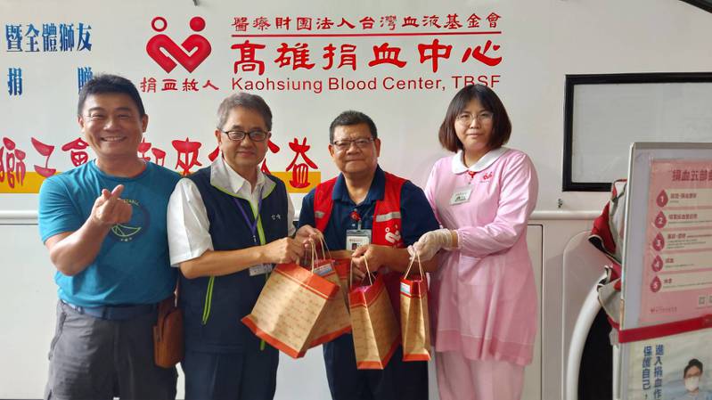 台電處長張以諾(左二)感謝高雄捐血中心協辦捐血活動。記者卜敏正／翻攝