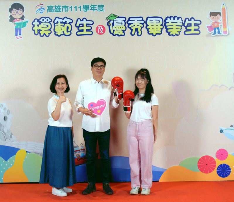 小港國中模範生江秉蓉戴著拳擊手套，請市長見證她的拳擊夢。圖／高雄市教育局提供