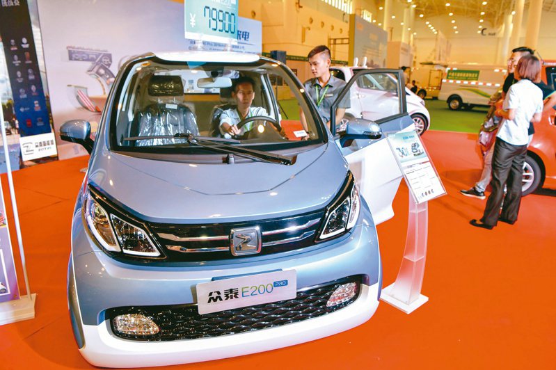 海南提出，到2030年，私人增換汽車新能源占比將達100%。圖為海南新能源汽車及電動車展覽會在海南國際會展中心開幕。（中新社）
