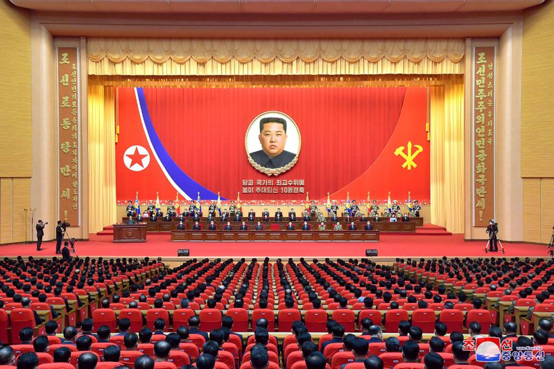 面對颱風卡努來襲，北韓媒體竟報導，民眾應該優先保護領導人的肖像。路透