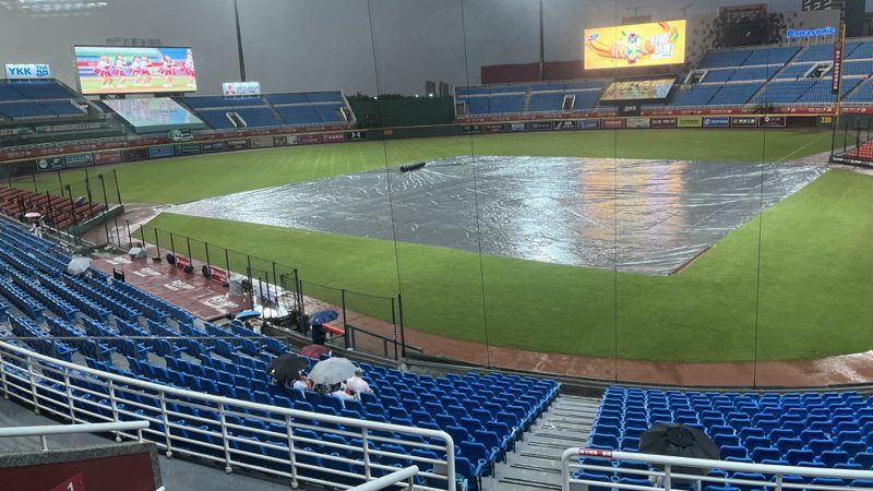 桃園棒球場降下大雨，今晚富邦悍將與樂天桃猿隊之戰宣布延賽。記者蘇志畬／攝影