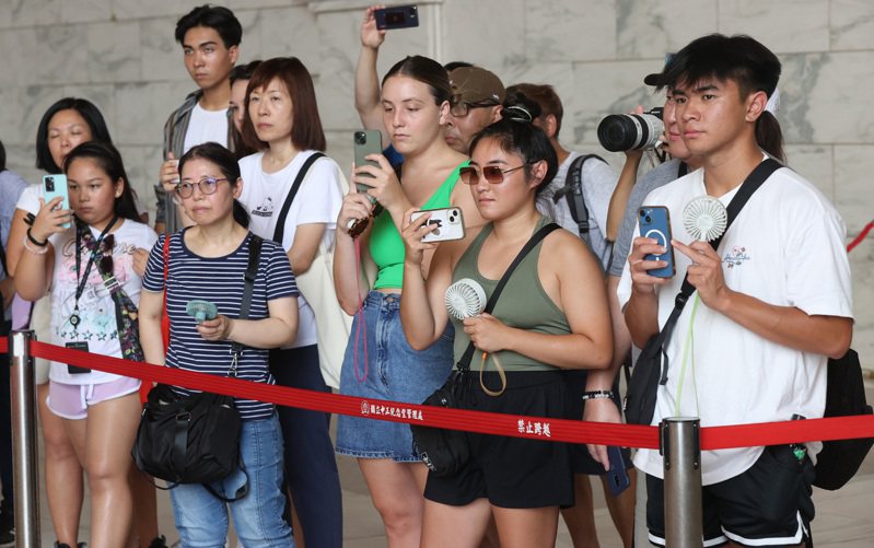 大陸宣布恢復旅行社國外團體旅遊業務，包括日、韓、美、英、德、澳洲等78國，但未列入台灣。陸客來台禁令未解，在各景點大多是歐美與東南亞國家的旅客居多。記者杜建重／攝影