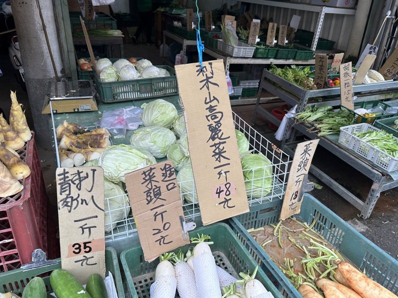 高麗菜價看漲不跌，傳統市場每斤48元。記者魯永明／攝影