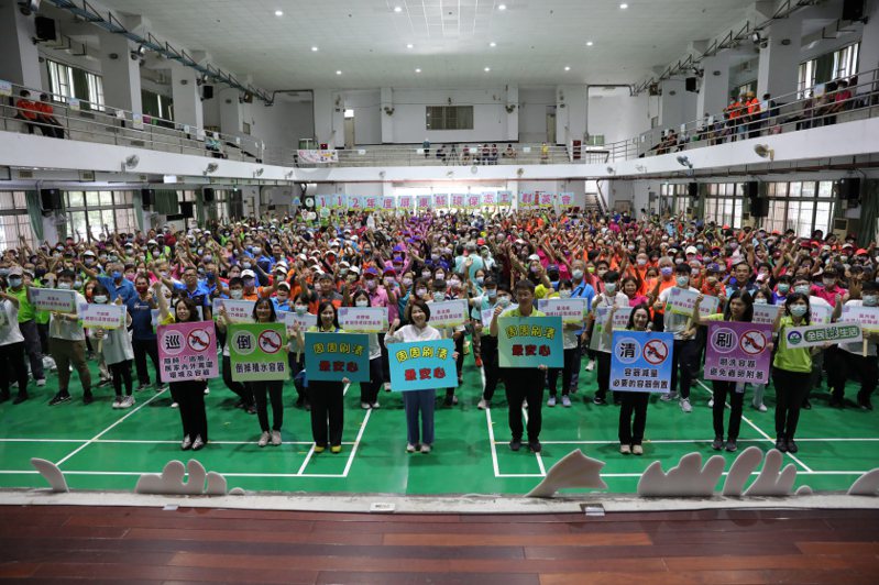 屏東縣環保局以登革熱防疫為競賽主題，於今在屏東市鶴聲國中舉辦「環保志（義）工群英會」活動，來自22個社區團體，共658名環保志工參與。記者張已亷／攝影