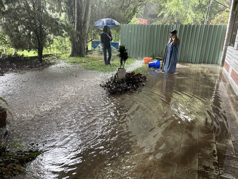 仁愛鄉清境國小校園淹水嚴重，邊坡土石也遭掏空。圖／南投縣政府提供