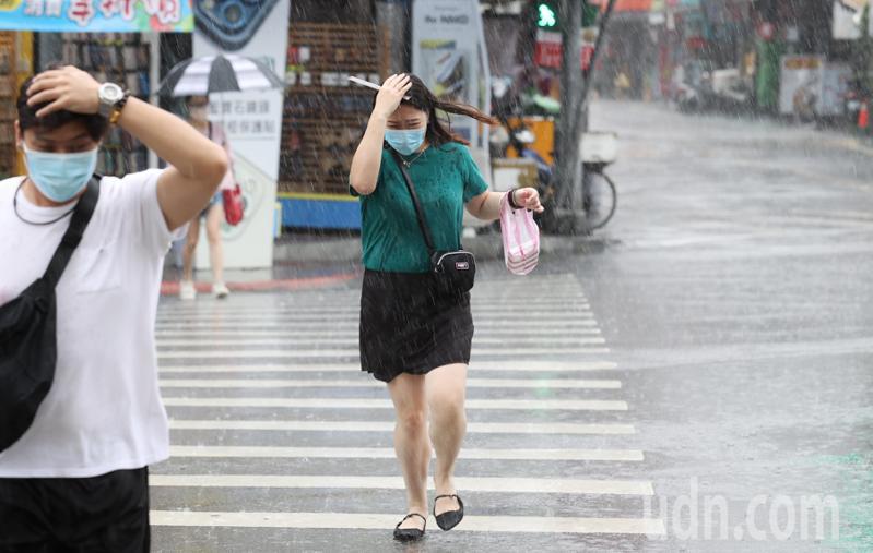 中央氣象局發布新北市、宜蘭縣大雷雨即時訊息，持續時間至下午1時30分；慎防劇烈降雨、雷擊，溪河水暴漲，低窪地區慎防淹水，以及低能見度。本報資料照片