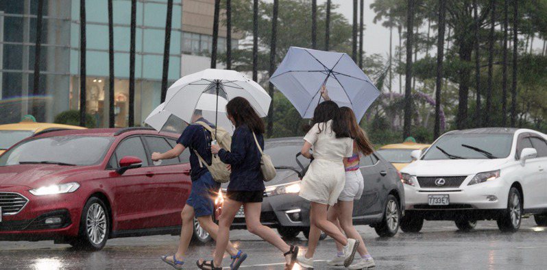 台灣仍在西南風環境，下周三起水氣增加，中南部地區有不定時降雨，各地仍要留意午後雷陣雨。本報資料照片