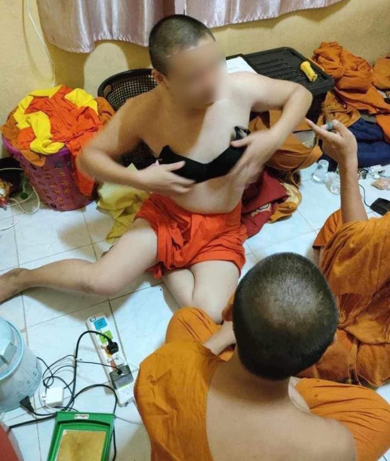 泰国近日网友图文并茂爆料，照片中有1名沙弥正在穿上黑色胸罩，引发争议。 图撷自(photo:UDN)