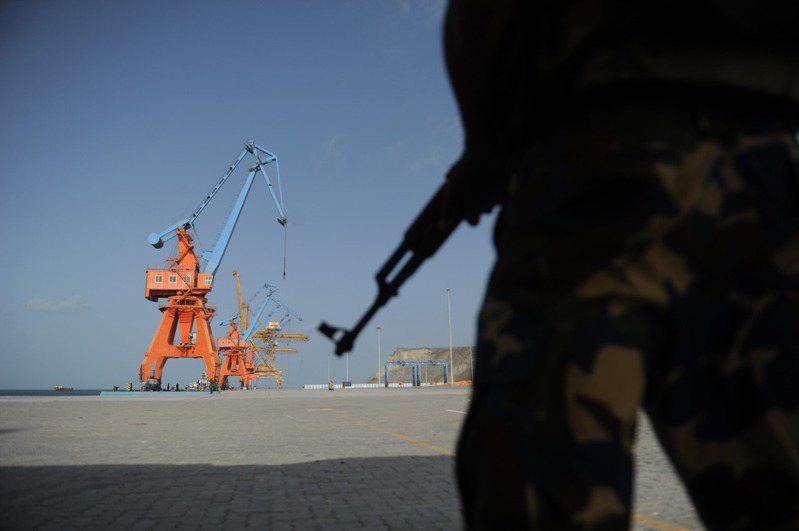 巴基斯坦安保人員護衛下的瓜達爾港碼頭。新華社資料照片