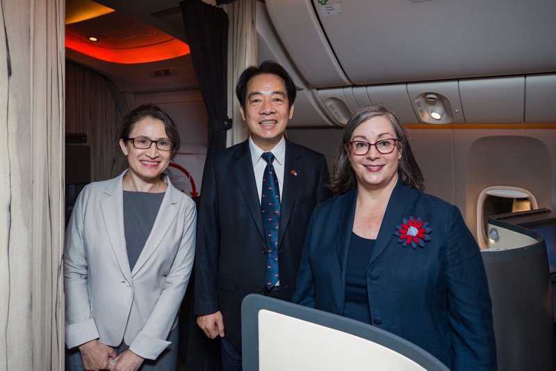 中華民國副總統賴清德一行抵達紐約，由AIT執行理事藍鶯（Ingrid Larson）和中華民國駐美代表蕭美琴接機。取自羅森柏格推特。
