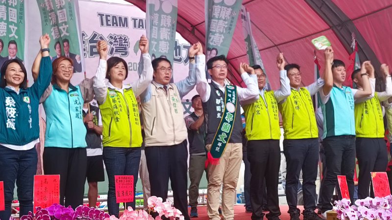 台南市長黃偉哲等人拉起郭國文的手高喊凍蒜。記者謝進盛／攝影