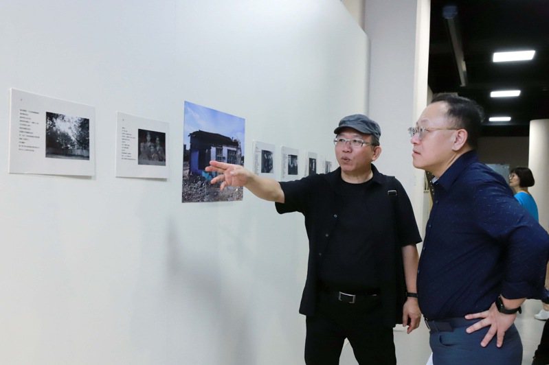 藝術家顏名宏(左)為文化部長史哲(右)導覽「記憶的影子-2023顏名宏創作展」。圖／文化部提供