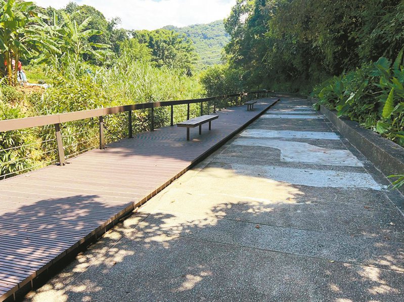大溪頭寮生態步道木棧道已更換為塑木材料，欄杆、座椅及水泥地板也完成修繕或更換。記者曾增勳／攝影