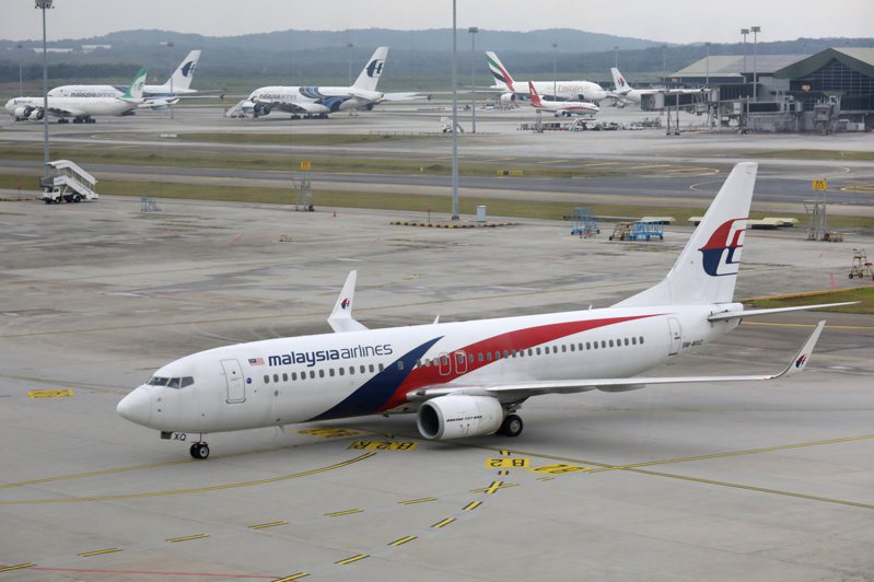 雪梨機場一架馬來西亞航空班機起飛後不久，機上一名男子便與機組人員及其他乘客發生激烈言語衝突，並抱著隨身包揚言要「炸掉飛機」。路透社