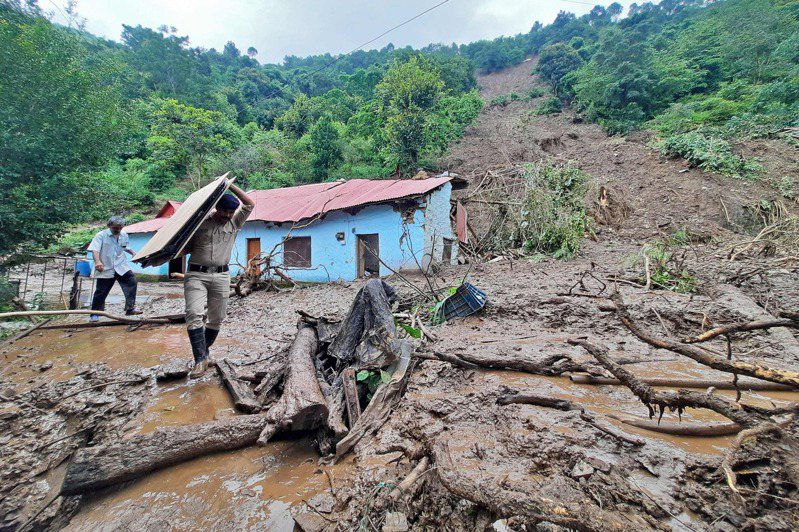 印度北部喜馬偕爾省（Himachal Pradesh）受暴雨侵襲，過去2天死於洪澇或土石流的民眾直逼50人。 法新社
