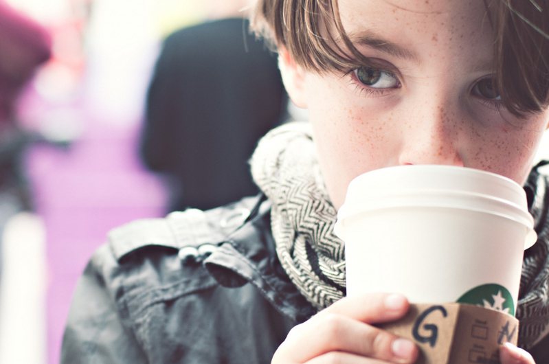 兒童涉入過多咖啡因，會對成長各方面產生影響。（Photo by Jack Fussell on Flickr under C.C. License）
